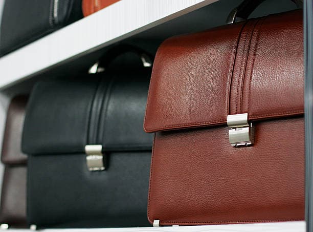 تصویر 4 از کیف چرم سامسونت با قفل فلزی و فرم منظم برای موقعیت‌ های رسمی